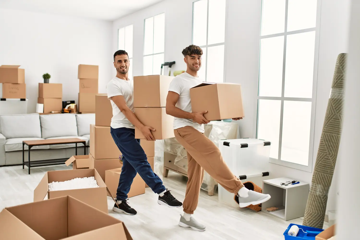 R.k Transport & Umzug - Arbeiter, die das Paket transportieren